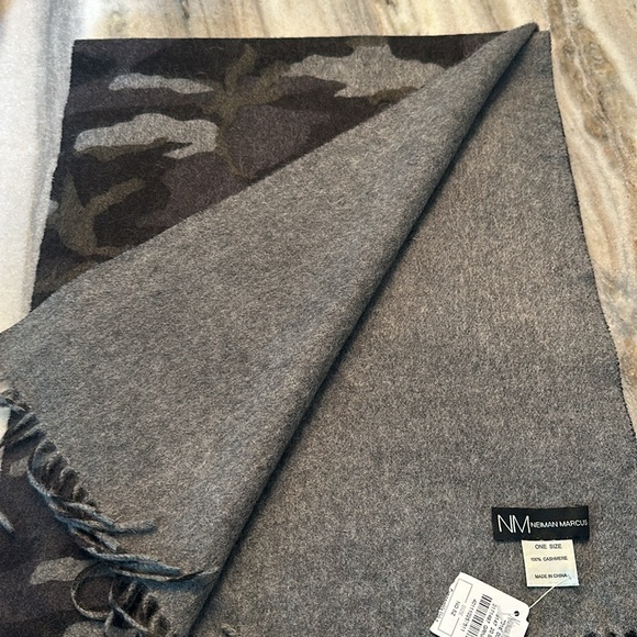 NWT NEIMAN MARCUS CASHMERE SCARF - Picture 3 of 3